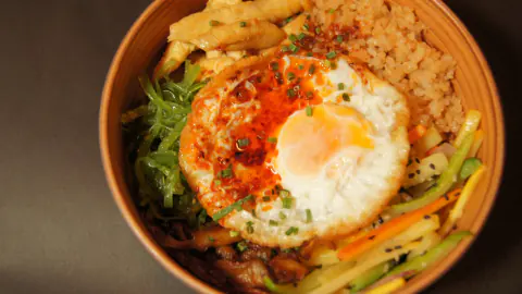 Bibimbap con huevo frito y vegetales
