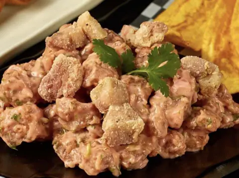 Ceviche de chicharrón con plátano