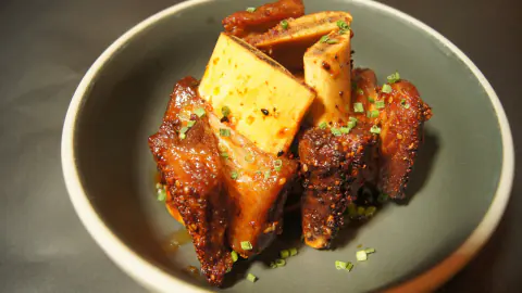 Costilla coreana glaseada con salsa galbi