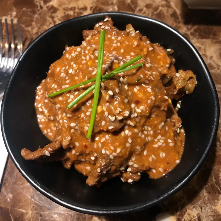 Kimchi gogi con salsa de maní y ajonjolí