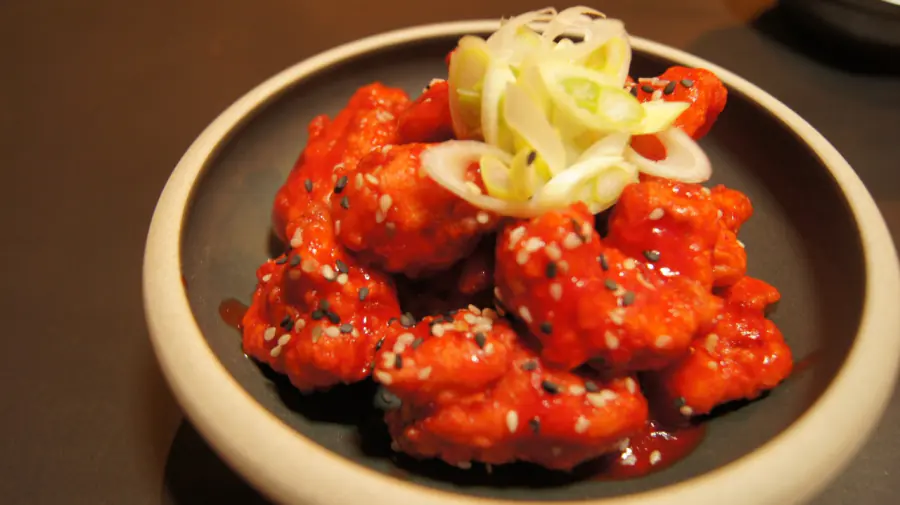 Pollo coreano frito en salsa gochujang