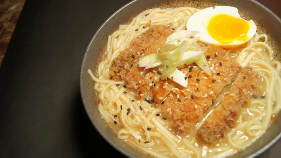 Ramen de cerdo con huevo marinado y cebolleta